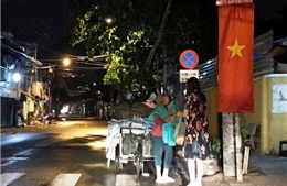 Hoa hậu Diễm Hương tặng bánh mì cho người cơ nhỡ trong đêm mưa